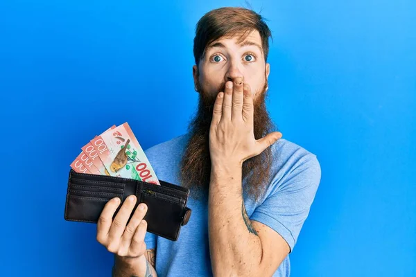 Redhead Man Long Beard Holding Wallet New Zealand Dollars Banknote — Stock Photo, Image