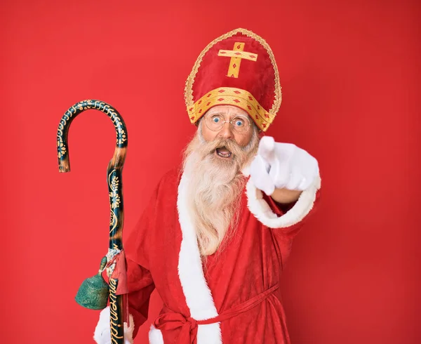 Velho Homem Sênior Com Cabelos Grisalhos Barba Comprida Vestindo Traje — Fotografia de Stock