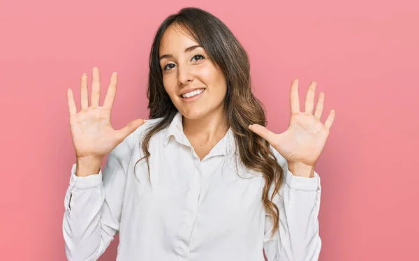 Ung Brunett Kvinna Bär Casual Kläder Visar Och Pekar Upp — Stockfoto