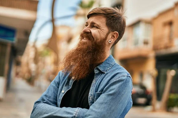 Jovem Irlandês Hipster Homem Sorrindo Feliz Com Braços Cruzados Cidade — Fotografia de Stock