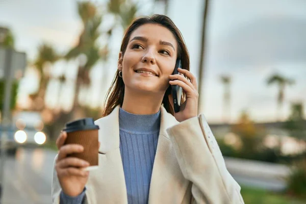 Genç Spanyol Kadın Akıllı Telefondan Konuşuyor Şehirde Kahve Içiyor — Stok fotoğraf