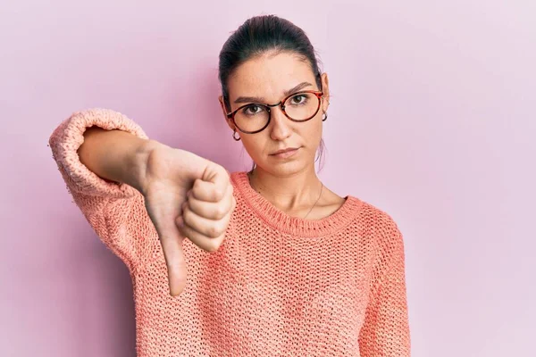 Młoda Kobieta Rasy Kaukaskiej Luźnych Ubraniach Okularach Wyglądająca Nieszczęśliwą Wściekłą — Zdjęcie stockowe