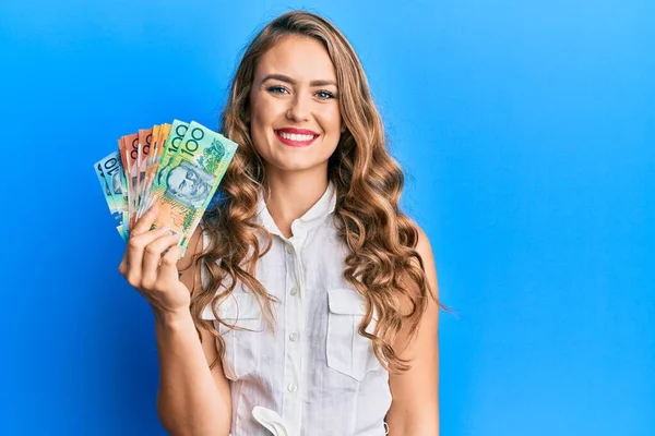 Młoda Blondynka Trzyma Australijskie Dolary Patrząc Pozytywnie Szczęśliwy Stojąc Uśmiechając — Zdjęcie stockowe