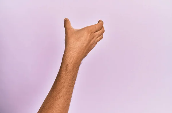 Arm Und Hand Eines Kaukasischen Jungen Mannes Über Rosa Isoliertem — Stockfoto