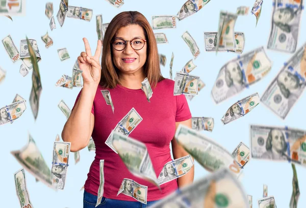 Mujer Latina Mediana Edad Vistiendo Ropa Casual Gafas Sonriendo Con —  Fotos de Stock