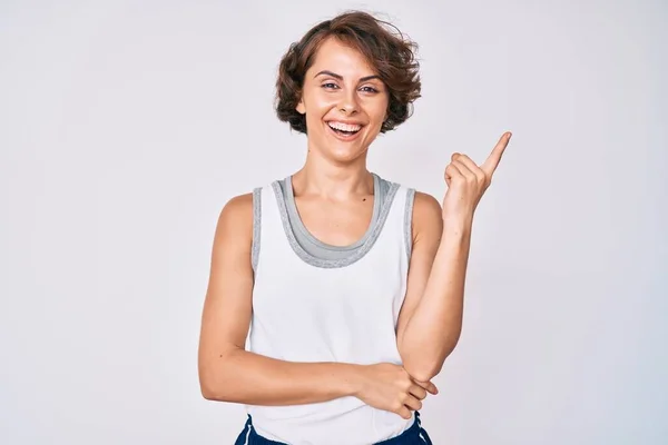 Mujer Hispana Joven Usando Ropa Deportiva Sonriendo Feliz Señalando Con —  Fotos de Stock