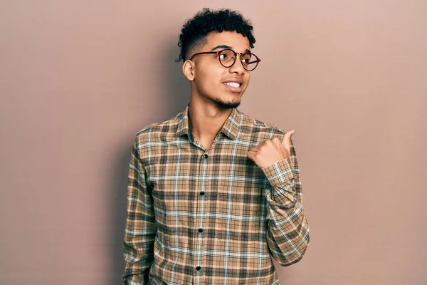 Fiatal Afro Amerikai Férfi Alkalmi Ruhát Szemüveget Visel Mosolyogva Boldog — Stock Fotó