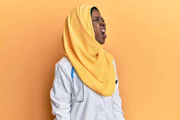 Gyönyörű Afrikai Fiatal Orvos Egyenruhát Visel Hidzsáb Dühös Őrült Sikoltozó — Stock Fotó