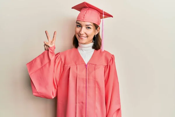 Jeune Femme Caucasienne Portant Casquette Graduation Robe Cérémonie Montrant Pointant — Photo