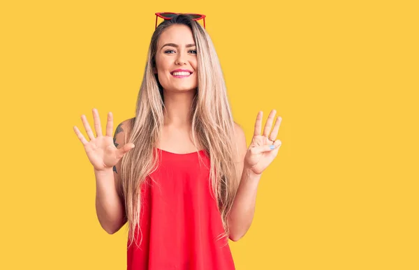 Young Beautiful Blonde Woman Wearing Sleeveless Shirt Sunglasses Showing Pointing — Stockfoto