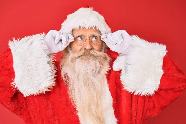 Gri Saçlı Uzun Sakallı Noel Baba Kostümü Giyen Elinde Gözlüklü — Stok fotoğraf