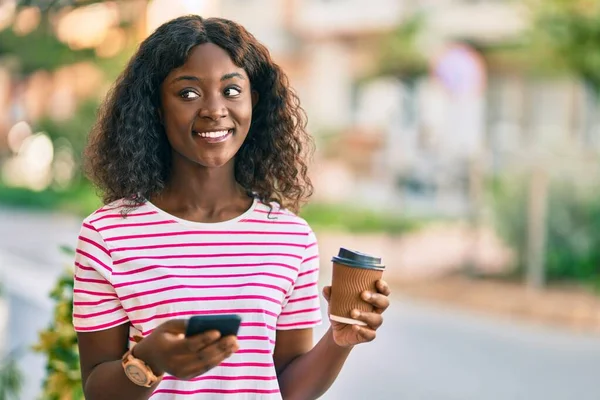 Mladý Africký Americký Dívka Pomocí Smartphone Pití Odnést Kávu Městě — Stock fotografie