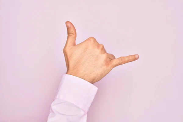 Mano Joven Caucásico Mostrando Los Dedos Sobre Fondo Rosa Aislado —  Fotos de Stock