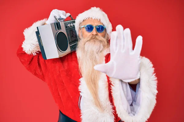 Velho Homem Sênior Vestindo Traje Papai Noel Boombox Com Mão — Fotografia de Stock