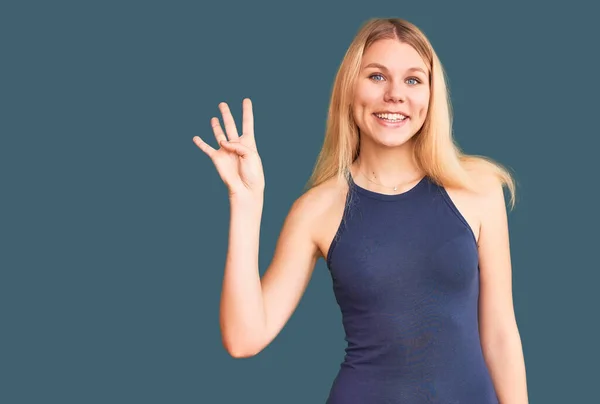 Junge Schöne Blonde Frau Trägt Legeres Kleid Und Zeigt Mit — Stockfoto