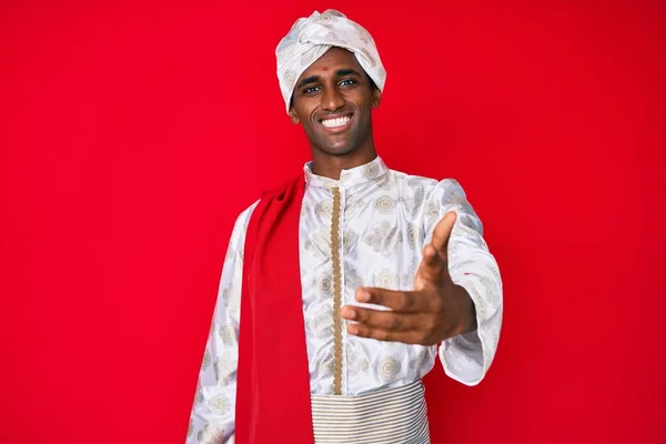 Knappe Indiaanse Man Draagt Traditie Sherwani Saree Kleding Glimlachend Vriendelijk — Stockfoto