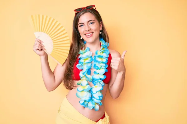 Beautiful Young Caucasian Woman Wearing Summer Look Holding Hand Fan — Stock Photo, Image