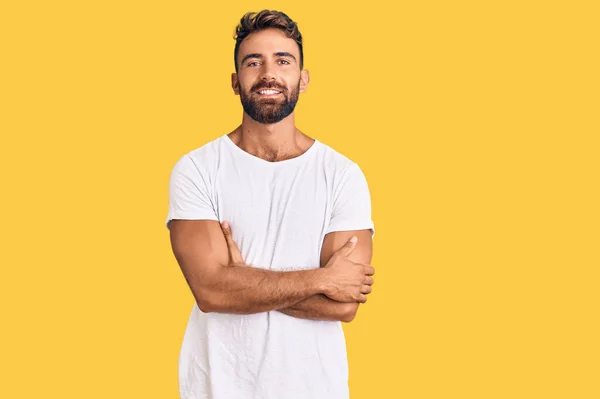 Junger Hispanischer Mann Lässigem Weißem Shirt Mit Glücklichem Gesicht Und — Stockfoto