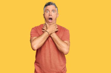 Yakışıklı, orta yaşlı, sıradan kıyafetler giyen, bağıran ve boğulan bir adam. Çünkü acı verici bir şekilde boğulmuş. Sağlık problemi. Boğulma ve intihar konsepti. 