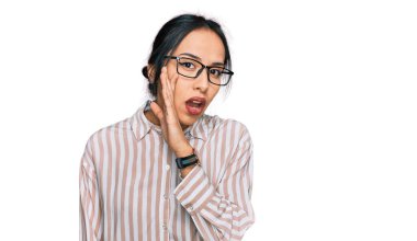 Gündelik kıyafetler ve gözlük takan genç İspanyol kız el ele verip gizli dedikodular anlatıyor, kötü niyetli konuşmalar fısıldıyor. 