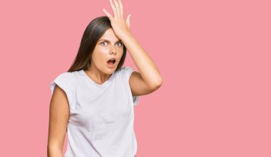 Gündelik beyaz t-shirt giyen genç beyaz kadın, yanlışlıkla el ele tutuşarak şaşırdı, hatayı hatırla. Unuttum, kötü hafıza kavramı. 