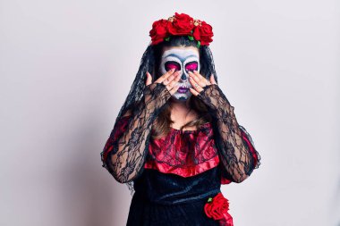 Ölü kostümü giymiş genç bir kadın beyaz gözlere sürtünüyor yorgunluk ve baş ağrısı için gözler, uykulu ve yorgun bir ifade. görme sorunu 