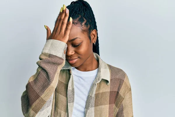 Ung Afrikansk Amerikansk Kvinna Bär Casual Kläder Överraskad Med Hand — Stockfoto