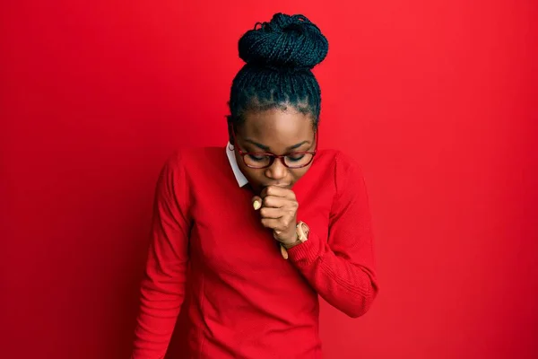 Ung Afrikansk Amerikansk Kvinna Klädd Avslappnade Kläder Och Glasögon Mår — Stockfoto