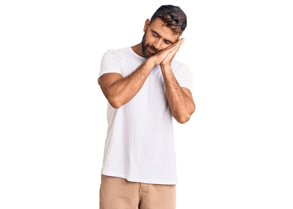 Joven Hombre Hispano Vistiendo Camiseta Blanca Casual Durmiendo Cansado Soñando —  Fotos de Stock