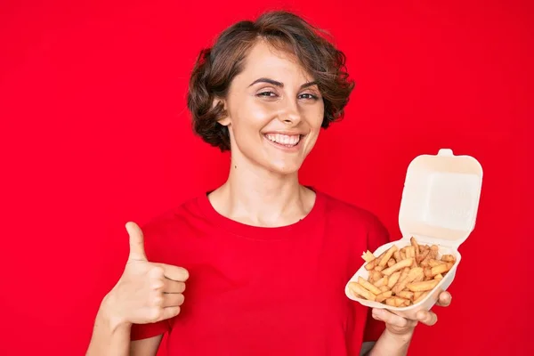 Junge Hispanische Frau Mit Kartoffelchips Die Glücklich Und Positiv Lächelt — Stockfoto