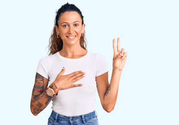 Giovane Donna Ispanica Con Tatuaggio Che Indossa Casual Maglietta Bianca — Foto Stock