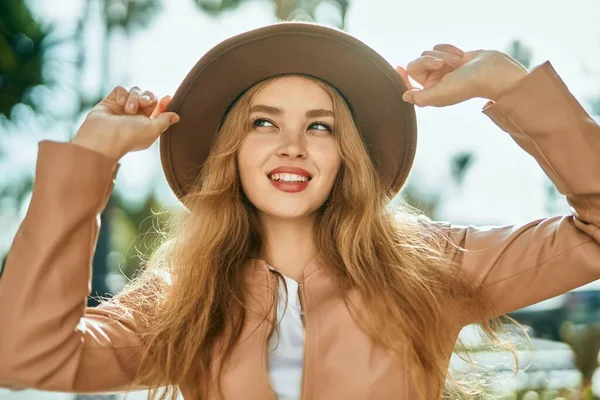 Joven Chica Rubia Sonriendo Feliz Pie Ciudad —  Fotos de Stock
