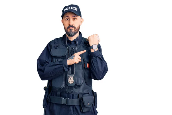 Joven Hombre Guapo Vistiendo Uniforme Policía Con Prisa Apuntando Ver — Foto de Stock