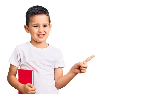 Pequeno Garoto Bonito Lendo Livro Sorrindo Feliz Apontando Com Mão — Fotografia de Stock