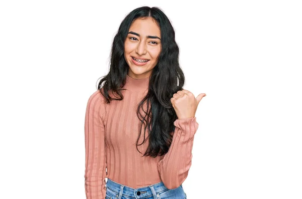 Hispanisches Teenager Mädchen Mit Zahnspange Lässiger Kleidung Lächelt Mit Glücklichem — Stockfoto