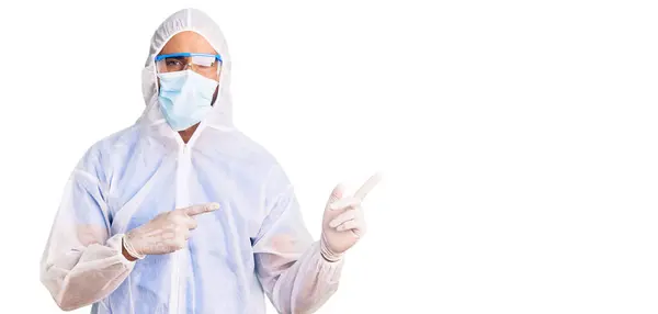 Jonge Spaanse Man Draagt Doktersbescherming Coronavirus Uniform Medisch Masker Glimlachend — Stockfoto