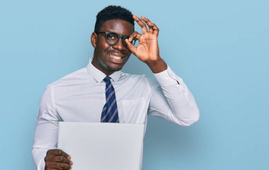 Yakışıklı iş adamı boş afiş tutuyor, gülümsüyor mutlu oluyor. Tamam, el ele imzala, parmaklarının arasından bak. 