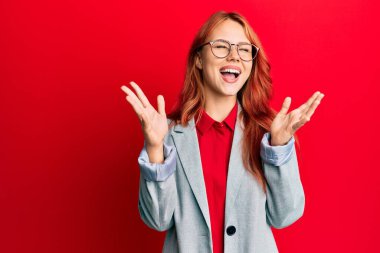 İş ceketi ve gözlük takan genç kızıl saçlı kadın başarının çılgınlığını kutluyor kollarını kaldırmış, gözlerini kapatmış heyecanlı çığlıklar atıyordu. Kazanan konsept 