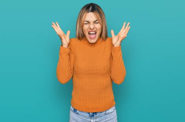 Gündelik giysiler giymiş genç beyaz bir kadın başarının çılgınlığını kollarını kaldırmış ve gözlerini kapatmış heyecanlı bir şekilde haykırarak kutluyor. Kazanan konsept 