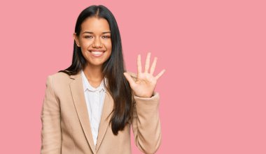 Güzel İspanyol kadın iş ceketi giyer ve beş numarayı göstererek gülümserken kendinden emin ve mutludur.. 