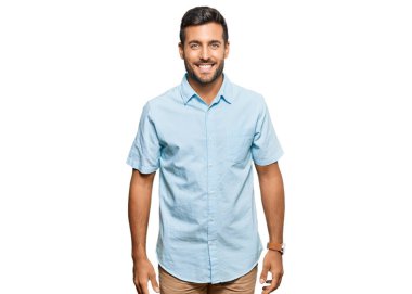 Yakışıklı, sıradan kıyafetler giyen, mutlu ve havalı bir gülümsemesi olan İspanyol bir adam. şanslı kişi. 