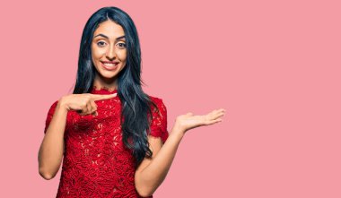 Zarif bir tişört giyen güzel İspanyol kadın kameraya hayret ediyor ve gülümsüyor.. 