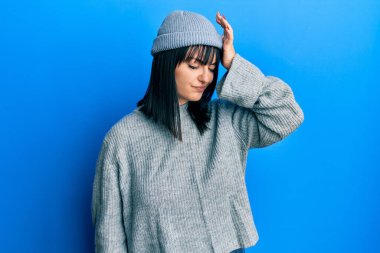 Yün süveter ve kış şapkası giyen genç İspanyol kadın hata sonucu el ele tutuşarak şaşırdı. Hatayı hatırla. Unuttum, kötü hafıza kavramı. 