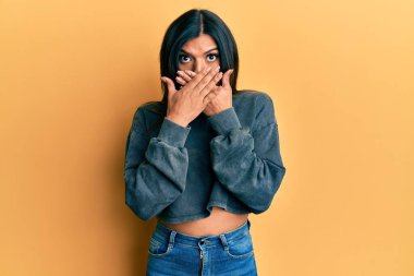 Gündelik giysiler giyen genç Latin transseksüel kadın yanlışlıkla ağızlarını kapatarak şok geçirdi. gizli kavram. 