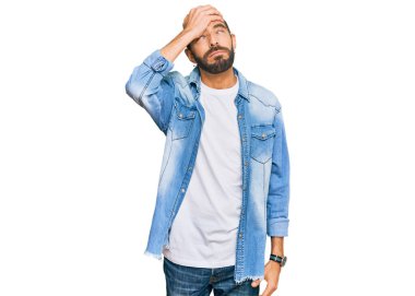 Uzun saçlı ve sakallı çekici bir adam sıradan bir kot ceket giyiyor. Alnındaki sorun yüzünden endişeli ve stresli. Kriz için endişeli. 