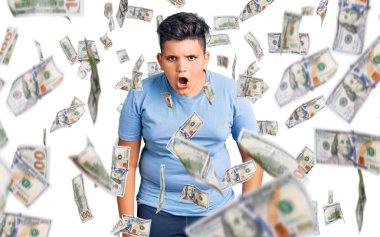 Spor kıyafetleri giymiş küçük bir çocuk. Korkmuş ve şok olmuş..