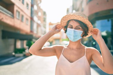 Genç İspanyol kadın tatilde. Gülümsüyor. Şehrin caddesinde mutlu yürüyüşler.