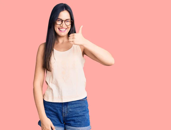 Joven Hermosa Mujer Caucásica Con Ropa Casual Gafas Haciendo Pulgares — Foto de Stock