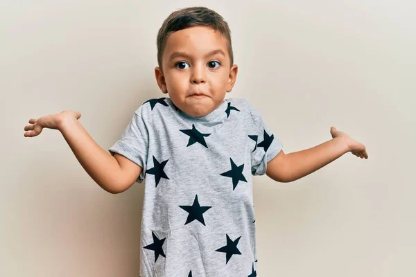 Adorable Niño Latino Usando Ropa Casual Sin Idea Confundido Con — Foto de Stock