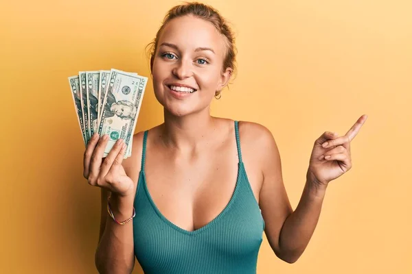 Mulher Branca Bonita Segurando Dólares Sorrindo Feliz Apontando Com Mão — Fotografia de Stock